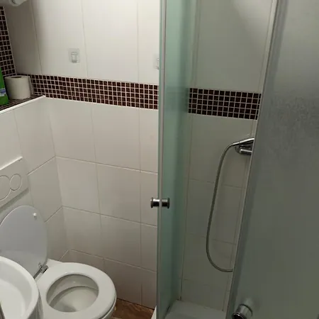 Apartman Basement Close To Train Station