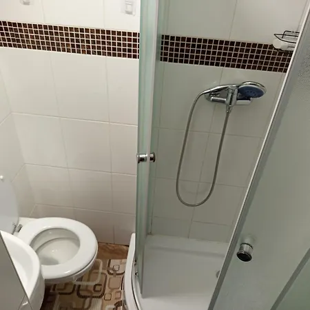 Basement Close To Train Station Apartman *