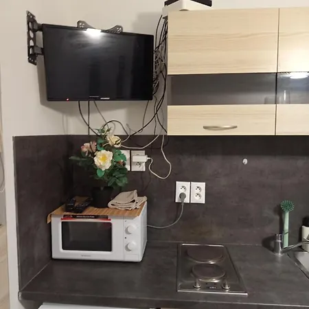 Basement Close To Train Station Appartement Bratislava