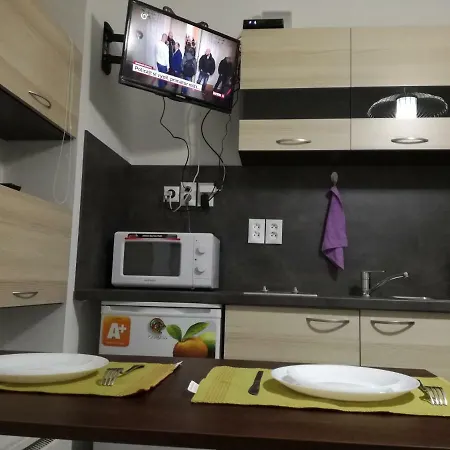 Basement Close To Train Station Διαμέρισμα *