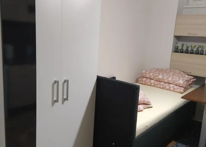 Basement Close To Train Station アパート *