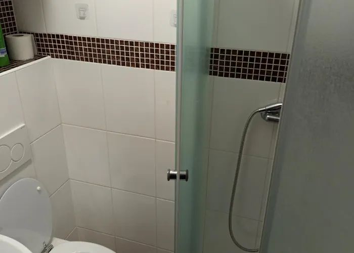 Appartamento Basement Close To Train Station