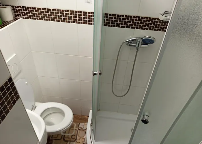 Basement Close To Train Station Apartament *