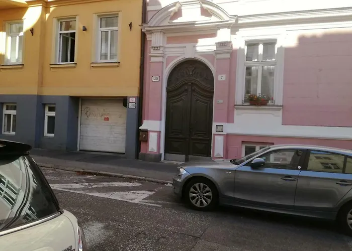 Basement Close To Train Station Appartamento *