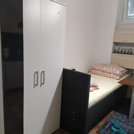 Basement Close To Train Station Appartement *