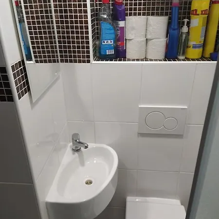 Apartamento Basement Close To Train Station Bratislava