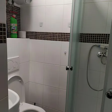 Apartamento Basement Close To Train Station *