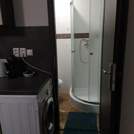 Basement Close To Train Station Apartamento Bratislava