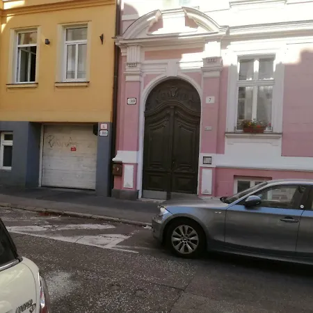 Basement Close To Train Station Apartamento *